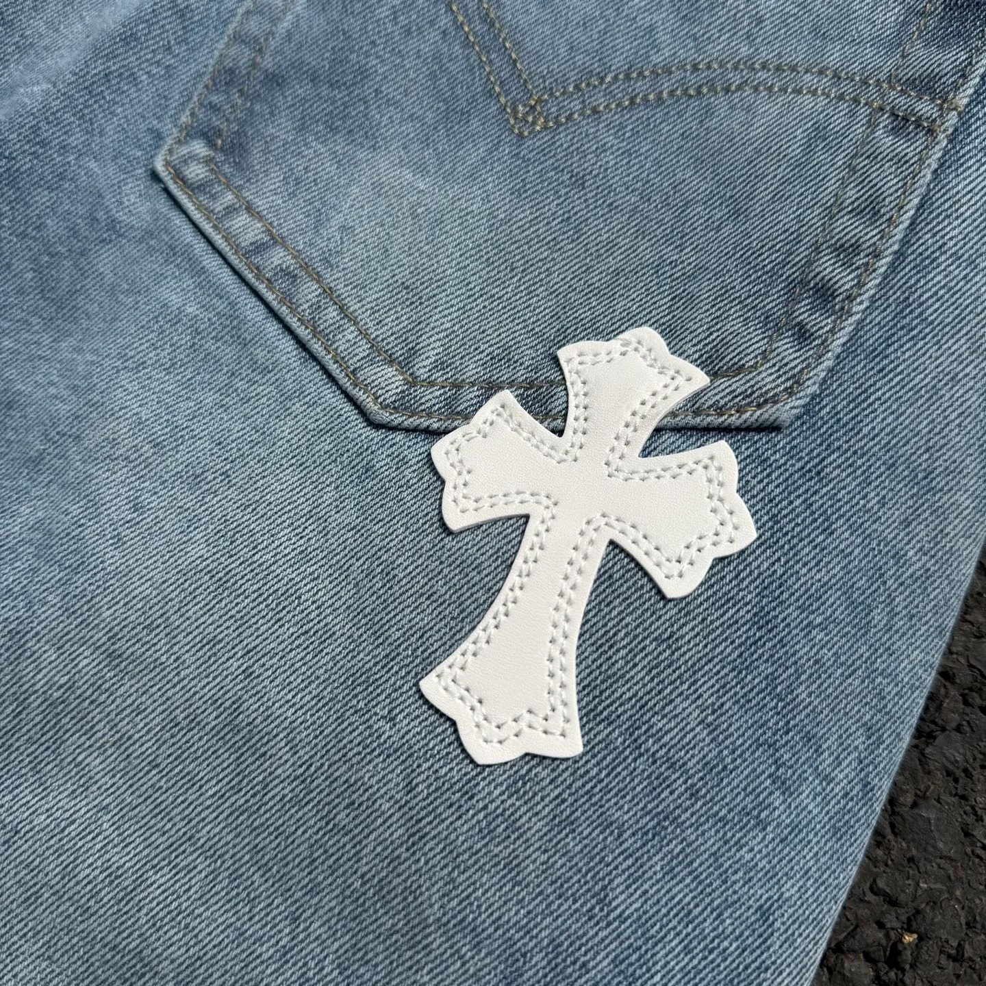 #8116 P260💰 Independent GALLERY DEPT. Vintage spliced cross loose washed flared jeans - truly restore the ultimate texture of Vintage - original hardware accessories, washed and other elevators, QR code analysis are all purchased from the original factory, high degree of restoration, welcome to compare with certain products ~ - three-dimensional version, loose and comfortable, not picky about the figure, taller and slimmer, factory Seiko, original quality control, same style for men and women, can be matched with couples, versatile recommendation, must-have jeans for all seasons -Size: 28 30 32 34 36